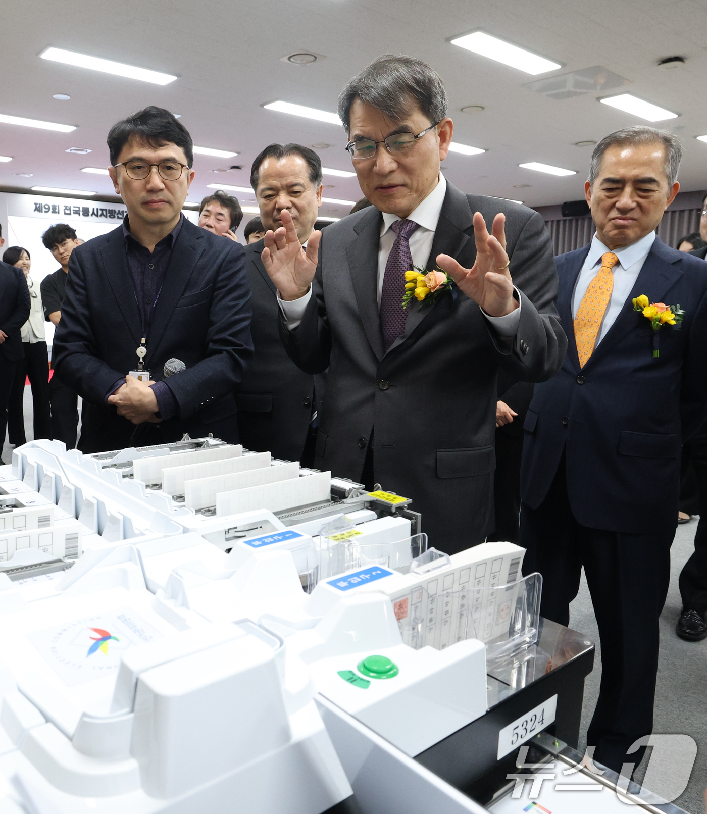 (과천=뉴스1) 오대일 기자 = 노태악 중앙선거관리위원장이 27일 오후 경기 과천 중앙선거관리위원회 대회의실에서 열린 제9회 전국동시지방선거 선거종합상황실 개소식에서 선거장비를 시 …