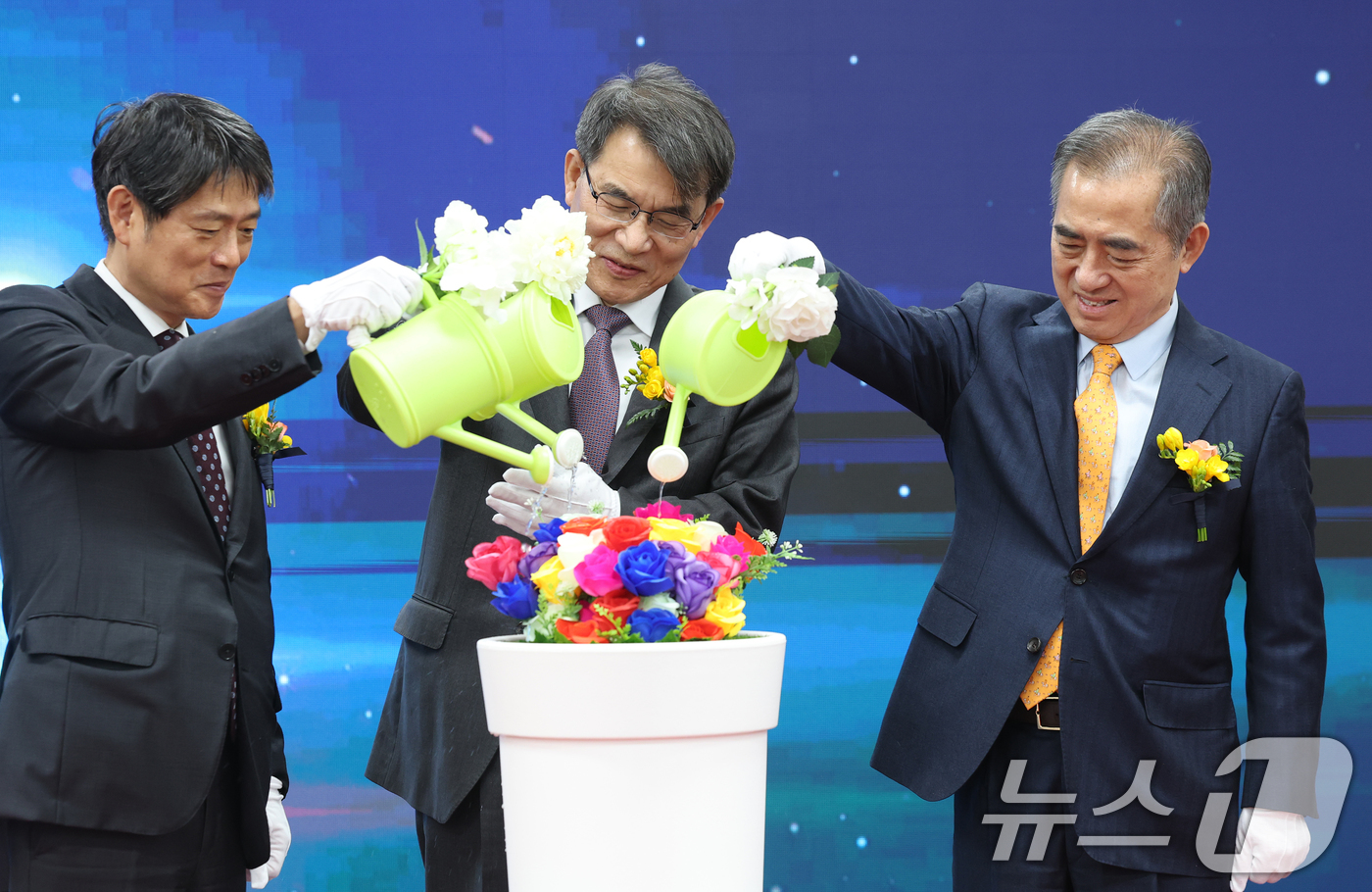 (과천=뉴스1) 오대일 기자 = 노태악 중앙선거관리위원장(가운데)이 27일 오후 경기 과천 중앙선거관리위원회 대회의실에서 열린 제9회 전국동시지방선거 선거종합상황실 개소식에서 참석 …