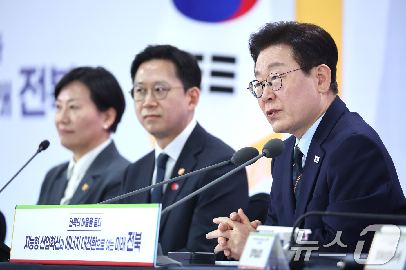 (전주=뉴스1) 이재명 기자 = 이재명 대통령이 27일 전북 전주시 전북대학교에서 열린 ’전북의 마음을 듣다’ 타운홀미팅 간담회에서 발언을 하고 있다. 2026.2.27/뉴스1