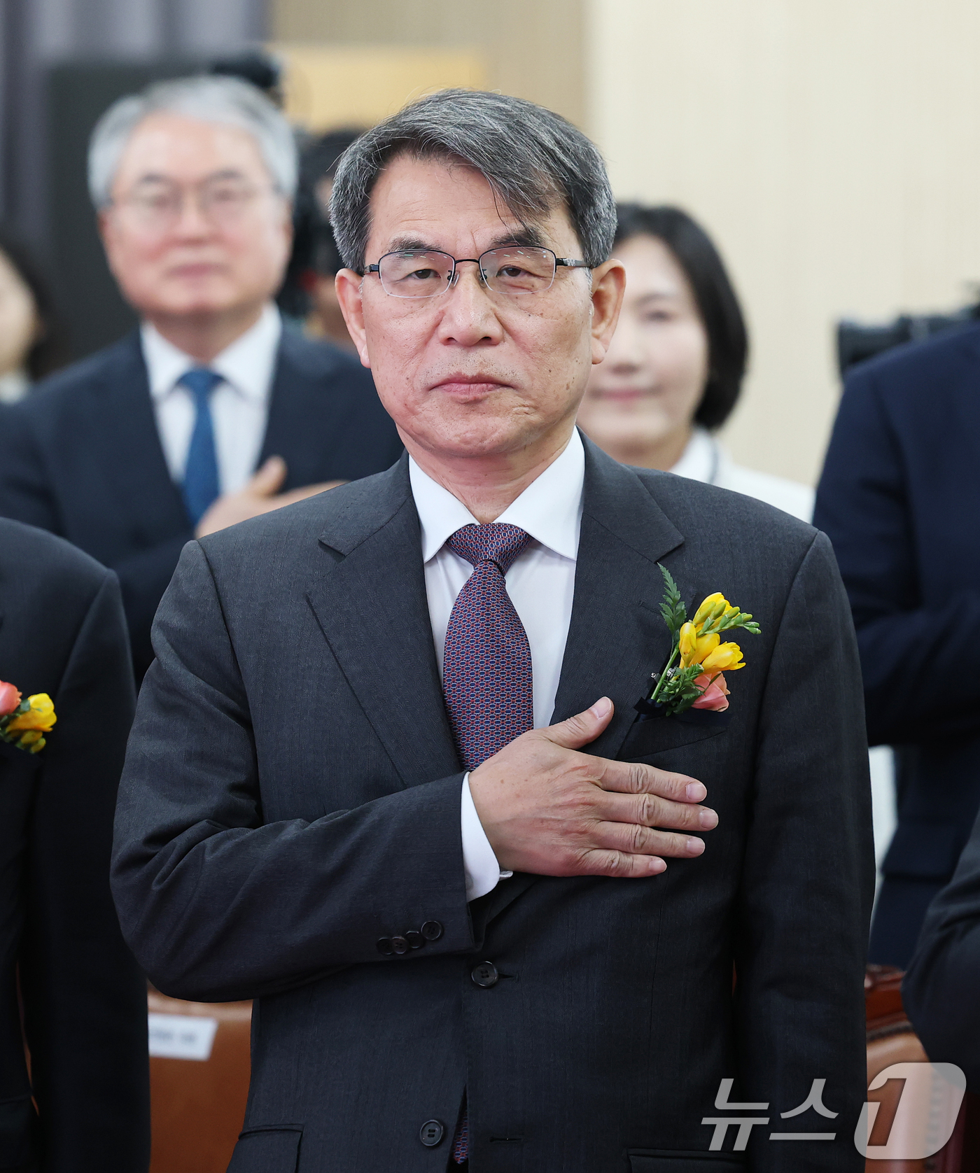 (과천=뉴스1) 오대일 기자 = 노태악 중앙선거관리위원장이 27일 오후 경기 과천 중앙선거관리위원회 대회의실에서 열린 제9회 전국동시지방선거 선거종합상황실 개소식에서 국기에 경례하 …