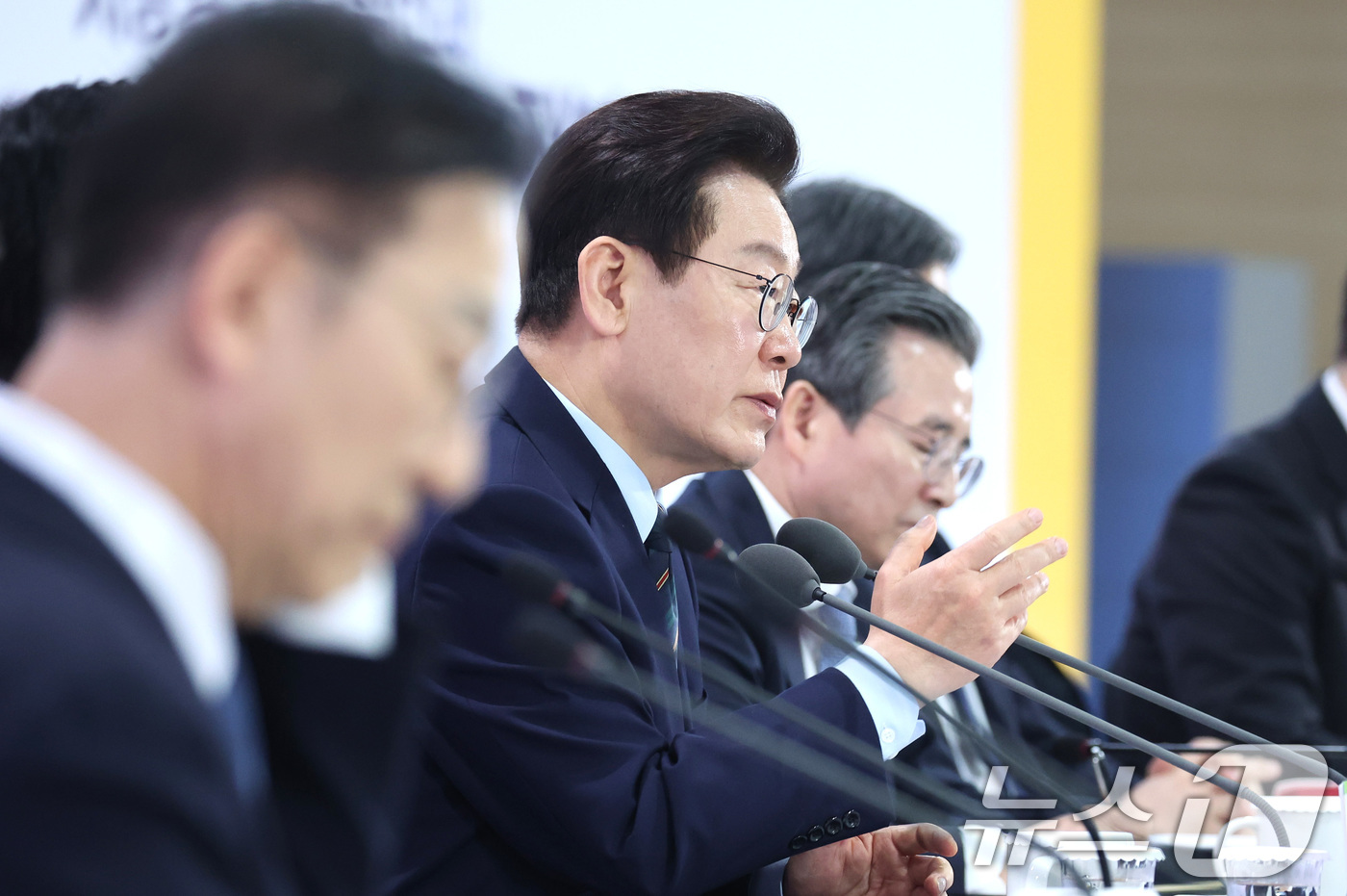 (전주=뉴스1) 이재명 기자 = 이재명 대통령이 27일 전북 전주시 전북대학교에서 열린 ’전북의 마음을 듣다’ 타운홀미팅 간담회에서 발언을 하고 있다. 2026.2.27/뉴스1