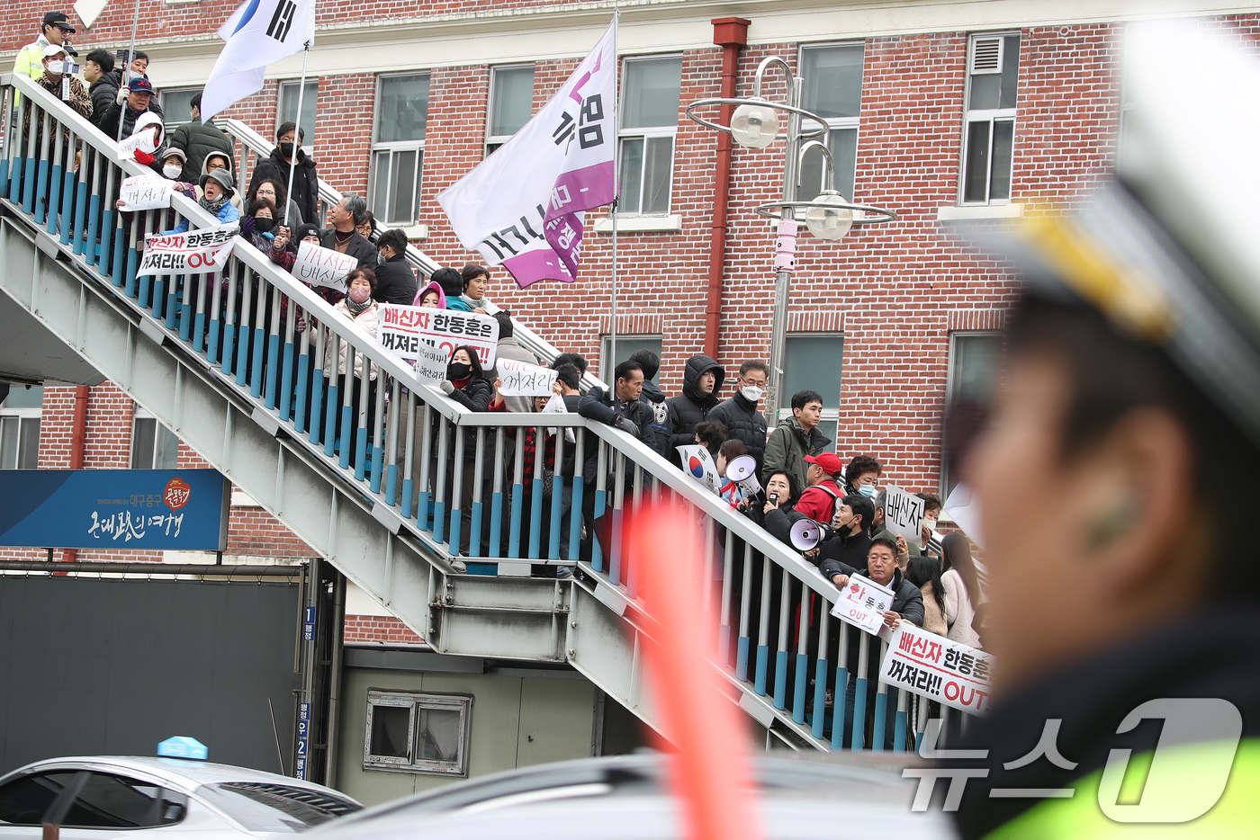 (대구=뉴스1) 공정식 기자 = 27일 오후 한동훈 전 국민의힘 대표의 대구 중구 서문시장 방문을 앞두고 한 전 대표를 반대하는 시민들이 시장 앞 육교에 몰려 있다.  2026.2 …