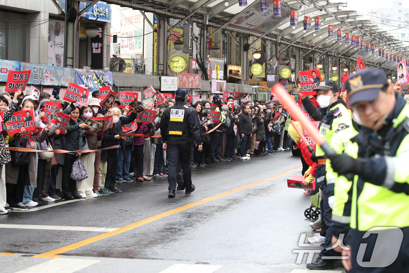 (대구=뉴스1) 공정식 기자 = 27일 오후 한동훈 전 국민의힘 대표의 대구 중구 서문시장 방문을 앞두고 한 전 대표를 지지하는 시민들이 시장 입구에 몰려 있다.  2026.2.2 …