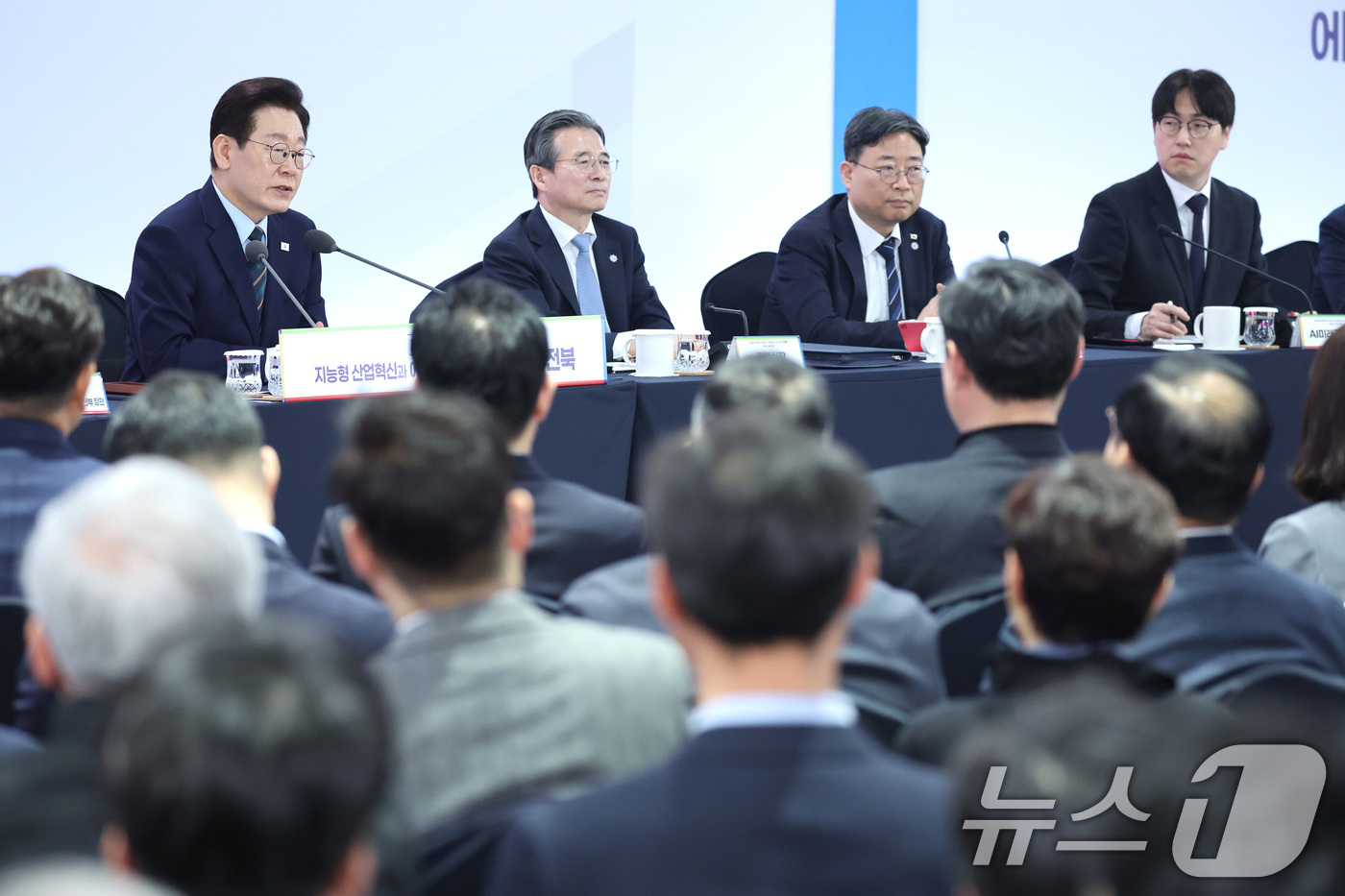 (전주=뉴스1) 이재명 기자 = 이재명 대통령이 27일 전북 전주시 전북대학교에서 열린 ’전북의 마음을 듣다’ 타운홀미팅 간담회에서 발언을 하고 있다. 2026.2.27/뉴스1