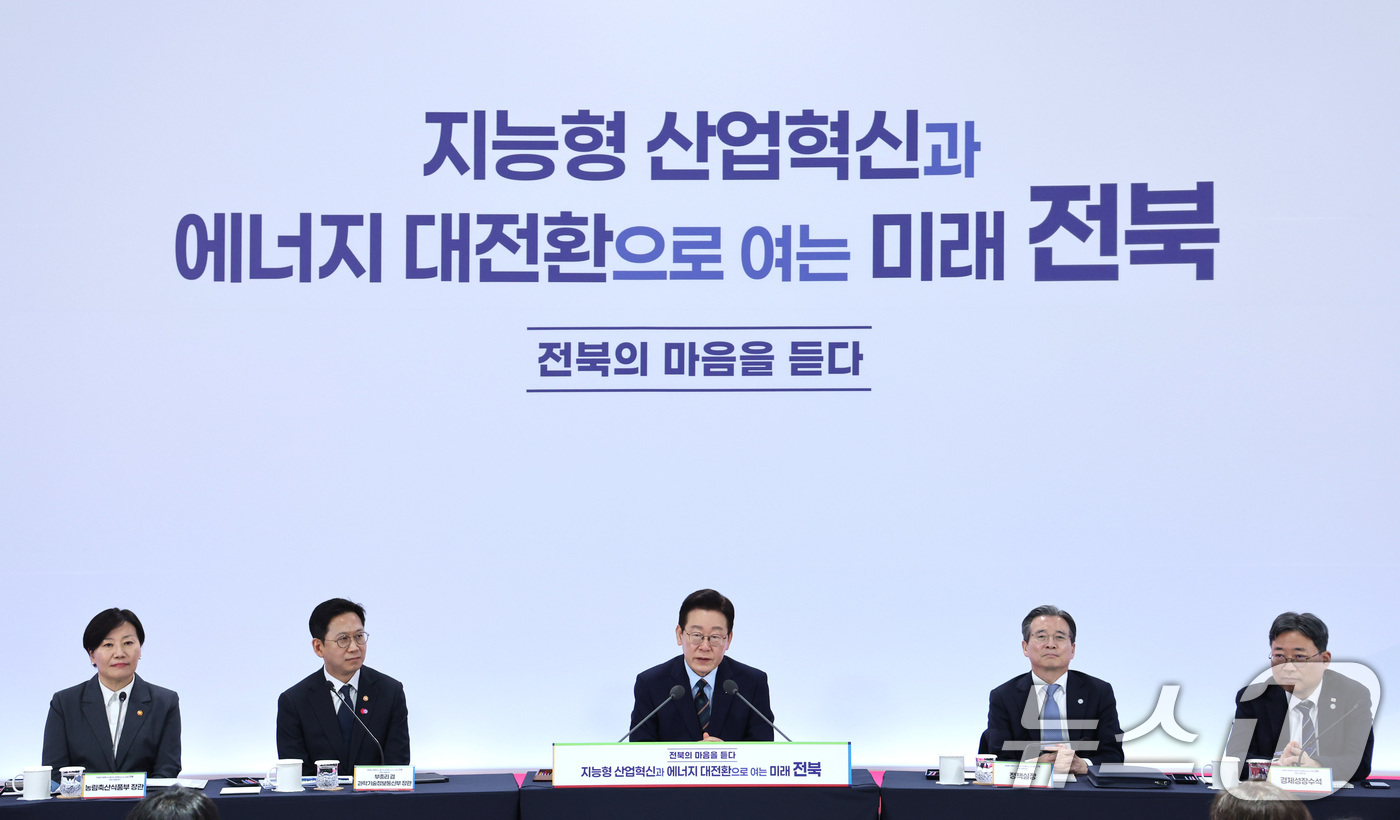 (전주=뉴스1) 이재명 기자 = 이재명 대통령이 27일 전북 전주시 전북대학교에서 열린 ’전북의 마음을 듣다’ 타운홀미팅 간담회에서 발언을 하고 있다. 2026.2.27/뉴스1