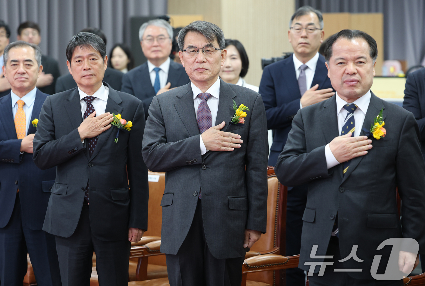 (과천=뉴스1) 오대일 기자 = 노태악 중앙선거관리위원장이 27일 오후 경기 과천 중앙선거관리위원회 대회의실에서 열린 제9회 전국동시지방선거 선거종합상황실 개소식에서 선거장비를 시 …