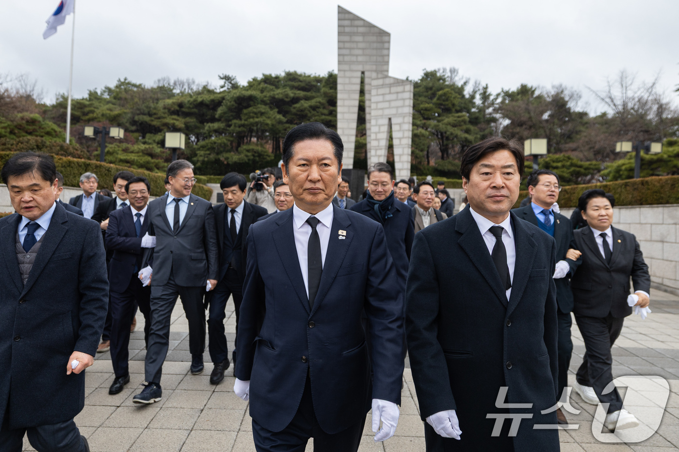 (서울=뉴스1) 유승관 기자 = 정청래 더불어민주당 대표가 27일 대구 달서구 2·28민주의거기념탑 참배 후 이동하고 있다. (더불어민주당 제공. 재판매 및 DB 금지) 2026. …