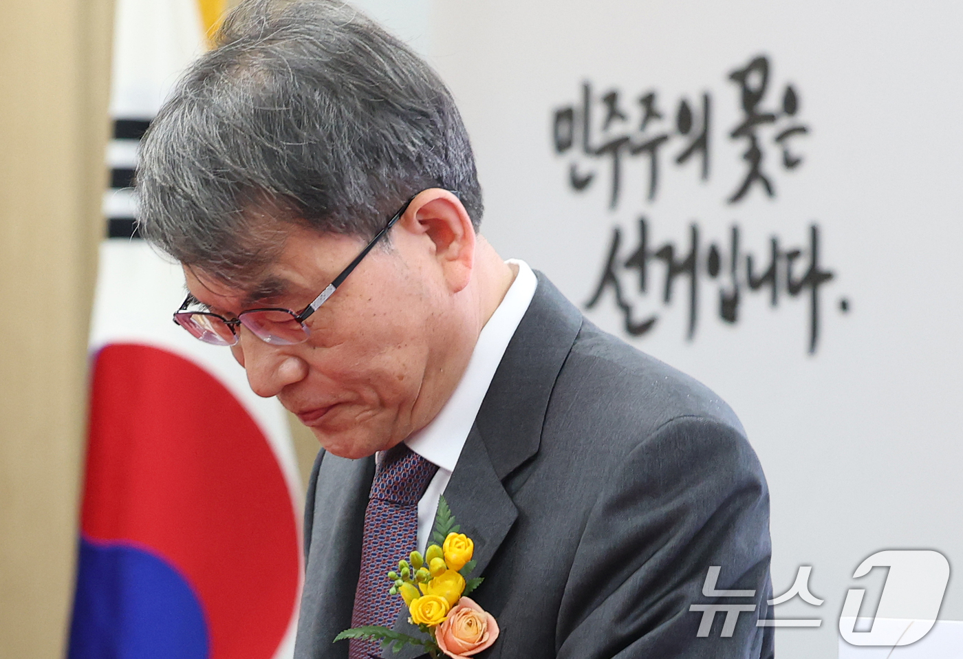 (과천=뉴스1) 오대일 기자 = 노태악 중앙선거관리위원장이 27일 오후 경기 과천 중앙선거관리위원회 대회의실에서 열린 제9회 전국동시지방선거 선거종합상황실 개소식에서 생각에 잠겨 …