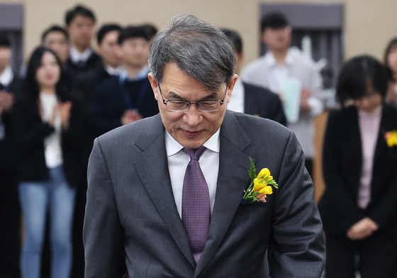 입장하는 노태악 선관위원장