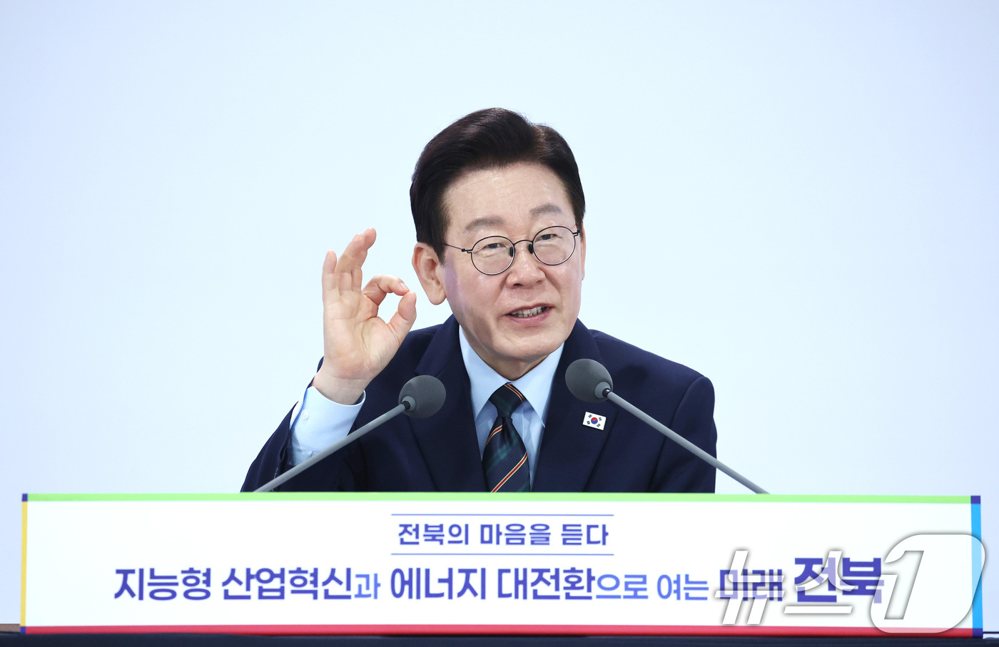 (전주=뉴스1) 이재명 기자 = 이재명 대통령이 27일 전북 전주시 전북대학교에서 열린 ’전북의 마음을 듣다’ 타운홀미팅 간담회에서 발언을 하고 있다. 2026.2.27/뉴스1