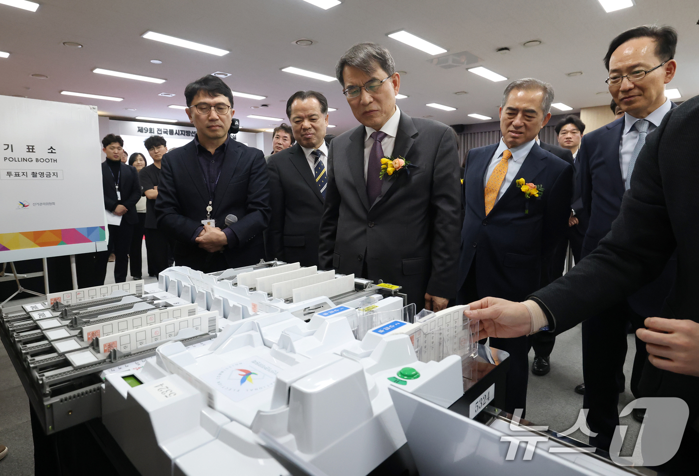 (과천=뉴스1) 오대일 기자 = 노태악 중앙선거관리위원장이 27일 오후 경기 과천 중앙선거관리위원회 대회의실에서 열린 제9회 전국동시지방선거 선거종합상황실 개소식에서 선거장비를 시 …
