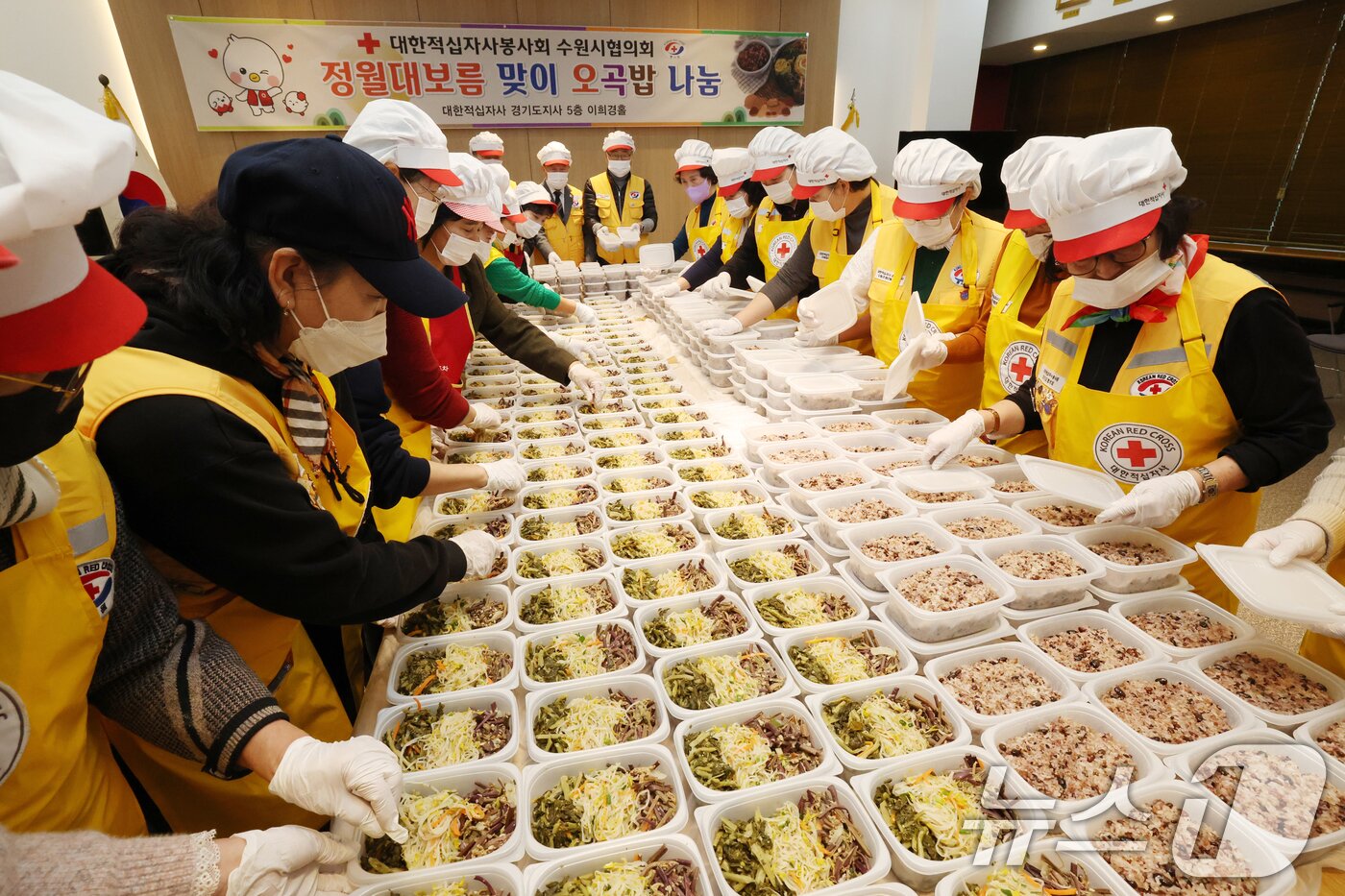 본문 이미지 - 정월대보름을 나흘 앞둔 27일 경기 수원시 권선구 대한적십자사 경기도지사에서 자원봉사자들이 자원봉사자들이 취약계층에 전달할 오곡밥과 나물 등을 준비하고 있다. 2026.2.27 ⓒ 뉴스1 김영운 기자
