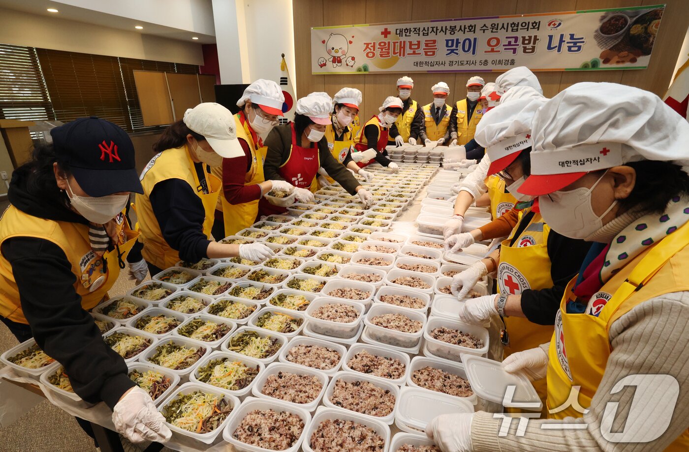 본문 이미지 - 정월대보름을 나흘 앞둔 27일 경기 수원시 권선구 대한적십자사 경기도지사에서 자원봉사자들이 자원봉사자들이 취약계층에 전달할 오곡밥과 나물 등을 준비하고 있다. 2026.2.27 ⓒ 뉴스1 김영운 기자