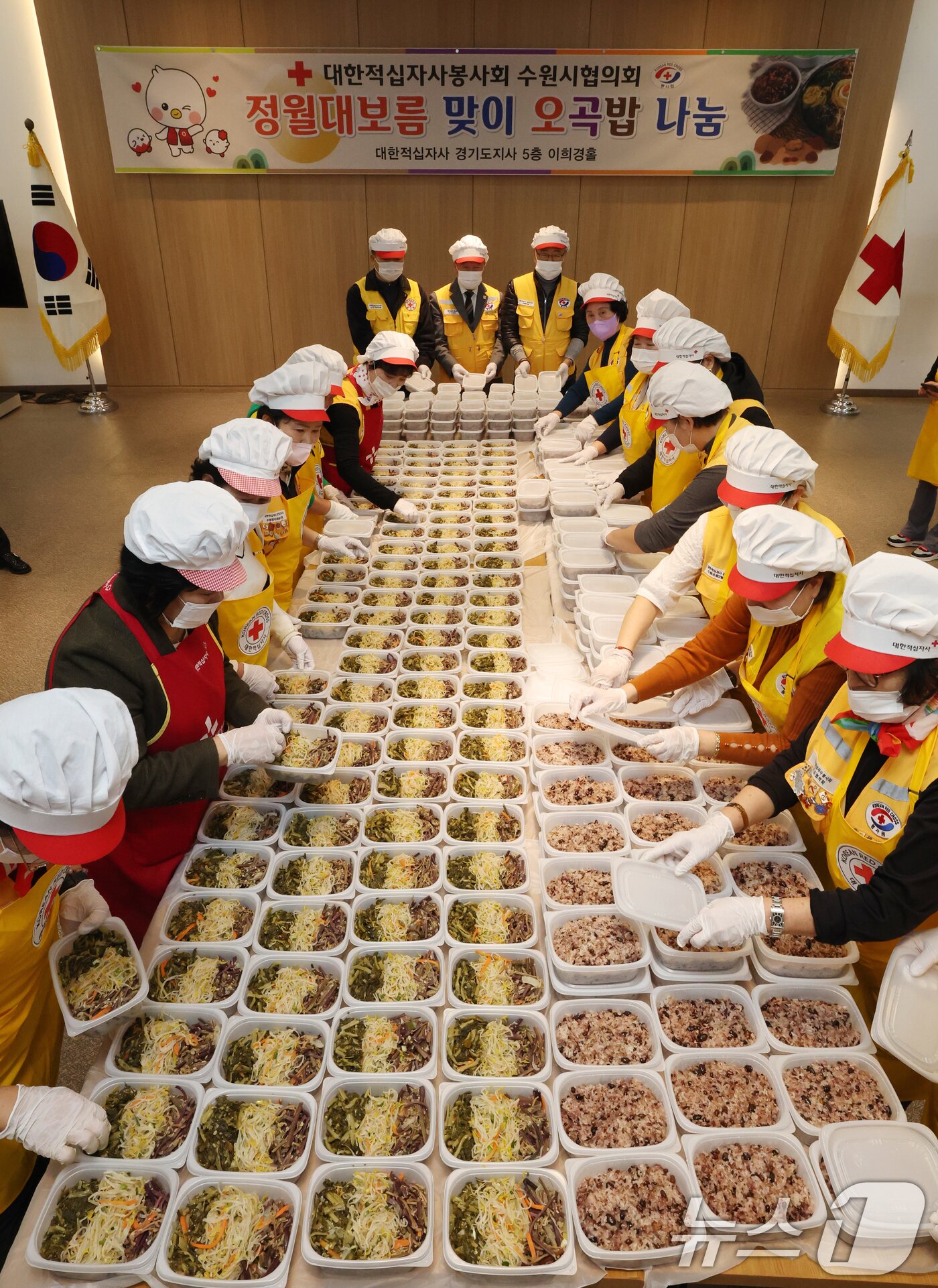 본문 이미지 - 정월대보름을 나흘 앞둔 27일 경기 수원시 권선구 대한적십자사 경기도지사에서 자원봉사자들이 자원봉사자들이 취약계층에 전달할 오곡밥과 나물 등을 준비하고 있다. 2026.2.27 ⓒ 뉴스1 김영운 기자