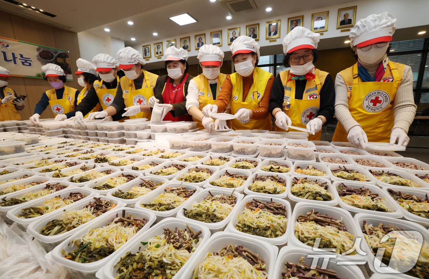 (수원=뉴스1) 김영운 기자 = 정월대보름을 나흘 앞둔 27일 경기 수원시 권선구 대한적십자사 경기도지사에서 자원봉사자들이 자원봉사자들이 취약계층에 전달할 오곡밥과 나물 등을 준비 …