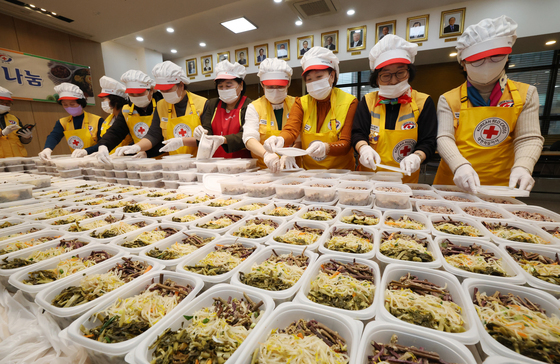 정월대보름 맞아 오곡밥과 나물 준비하는 적십자 봉사자들