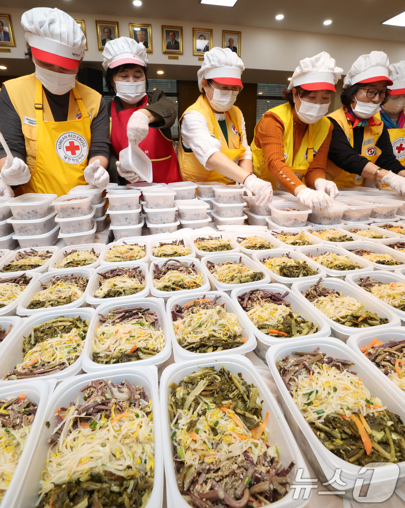 (수원=뉴스1) 김영운 기자 = 정월대보름을 나흘 앞둔 27일 경기 수원시 권선구 대한적십자사 경기도지사에서 자원봉사자들이 자원봉사자들이 취약계층에 전달할 오곡밥과 나물 등을 준비 …