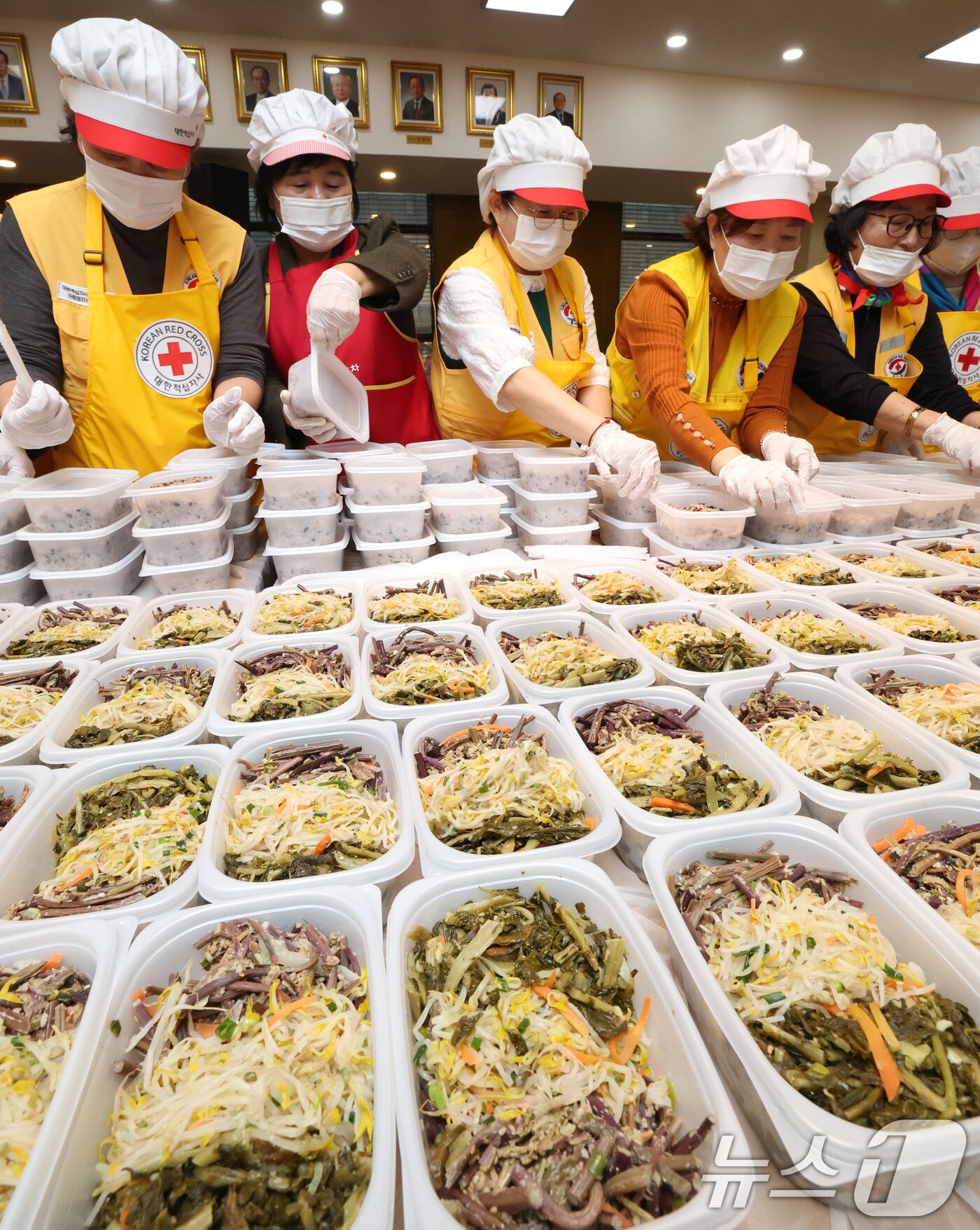 본문 이미지 - 정월대보름을 나흘 앞둔 27일 경기 수원시 권선구 대한적십자사 경기도지사에서 자원봉사자들이 자원봉사자들이 취약계층에 전달할 오곡밥과 나물 등을 준비하고 있다. 2026.2.27 ⓒ 뉴스1 김영운 기자