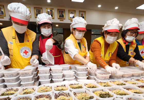 정월대보름 맞아 오곡밥과 나물 준비하는 자원봉사자들