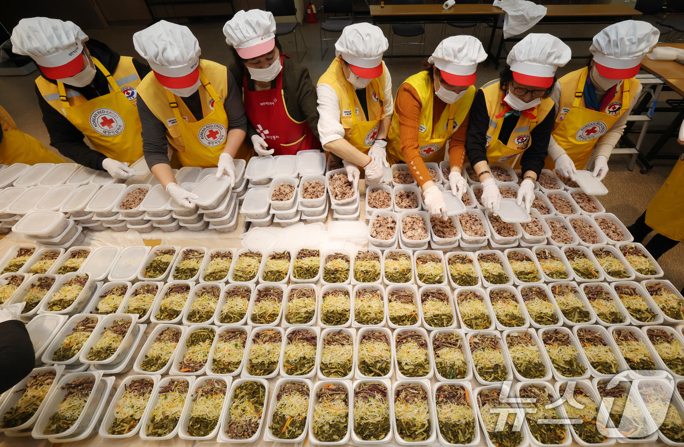 (수원=뉴스1) 김영운 기자 = 정월대보름을 나흘 앞둔 27일 경기 수원시 권선구 대한적십자사 경기도지사에서 자원봉사자들이 자원봉사자들이 취약계층에 전달할 오곡밥과 나물 등을 준비 …