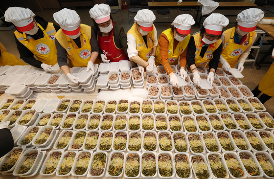 정월대보름 맞아 오곡밥과 나물 준비하는 자원봉사자들