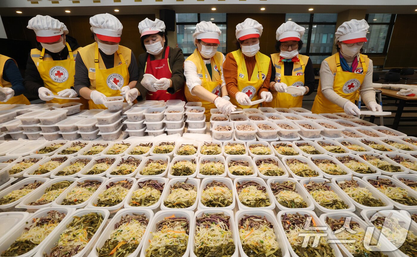 본문 이미지 - 정월대보름을 나흘 앞둔 27일 경기 수원시 권선구 대한적십자사 경기도지사에서 자원봉사자들이 자원봉사자들이 취약계층에 전달할 오곡밥과 나물 등을 준비하고 있다. 2026.2.27 ⓒ 뉴스1 김영운 기자