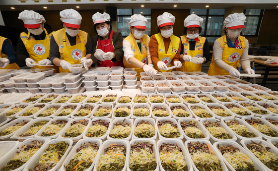 정월대보름 맞아 오곡밥과 나물 준비하는 자원봉사자들