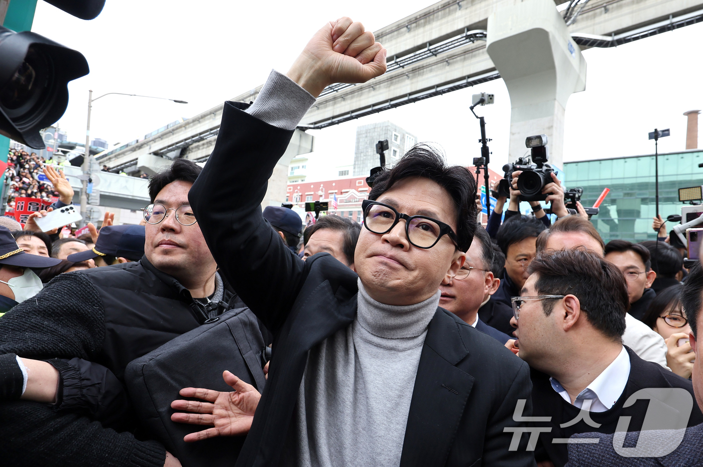 (대구=뉴스1) 공정식 기자 = 한동훈 전 국민의힘 대표가 27일 오후 대구 중구 서문시장을 찾아 지지자들을 향해 주먹을 쥐어 보이고 있다. 2026.2.27/뉴스1