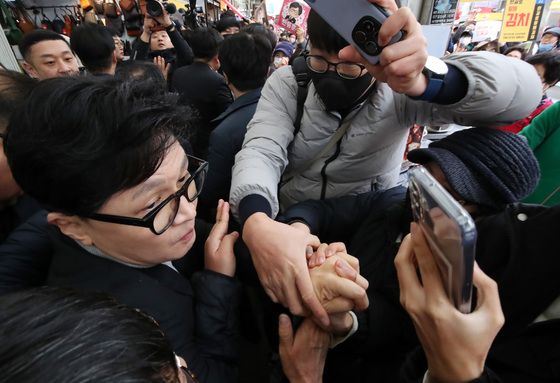 한동훈 향한 손길