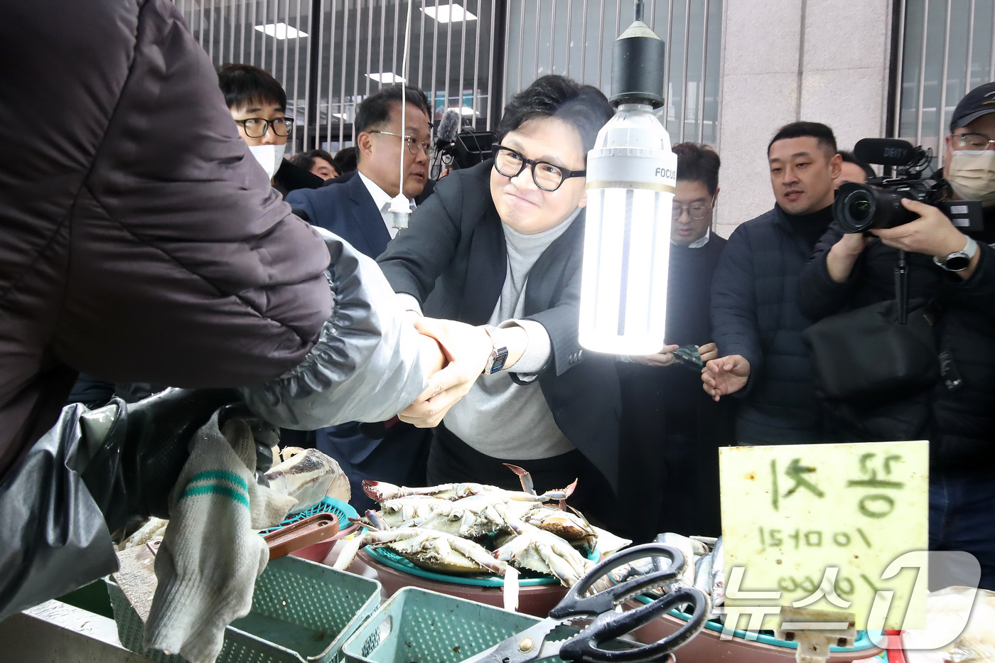(대구=뉴스1) 공정식 기자 = 한동훈 전 국민의힘 대표가 27일 오후 대구 중구 서문시장을 방문하자 어물전 상인과 인사 나누고 있다. 2026.2.27/뉴스1