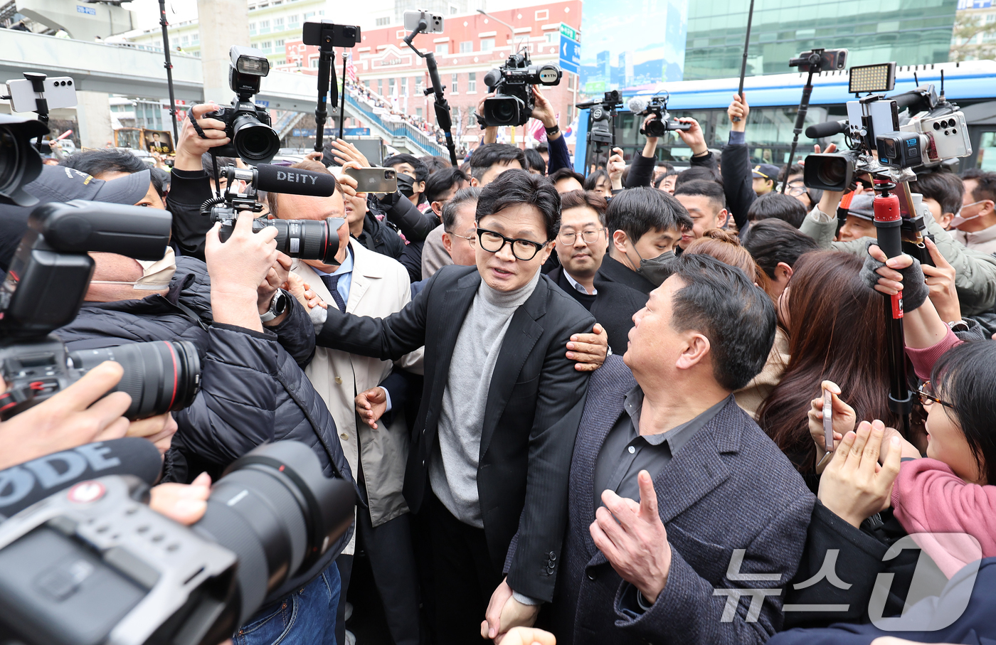 (대구=뉴스1) 공정식 기자 = 한동훈 전 국민의힘 대표가 27일 오후 대구 중구 서문시장을 방문하고 있다. 2026.2.27/뉴스1