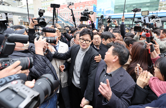 한동훈 "재보선 출마? 부수적 문제…난 탄핵의 바다 건너는 배"
