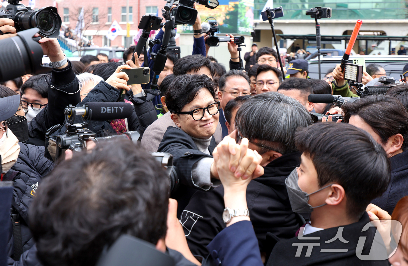 (대구=뉴스1) 공정식 기자 = 한동훈 전 국민의힘 대표가 27일 오후 대구 중구 서문시장을 방문하고 있다. 2026.2.27/뉴스1