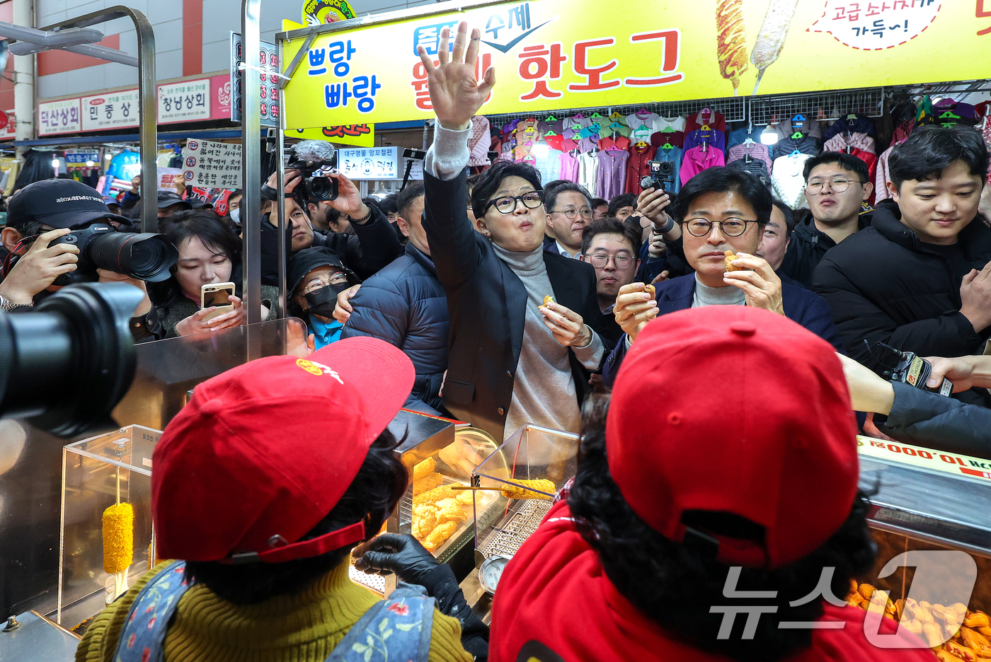 (대구=뉴스1) 공정식 기자 = 한동훈 전 국민의힘 대표가 27일 오후 대구 중구 서문시장을 찾아 붕어빵을 맛보고 있다. 2026.2.27/뉴스1