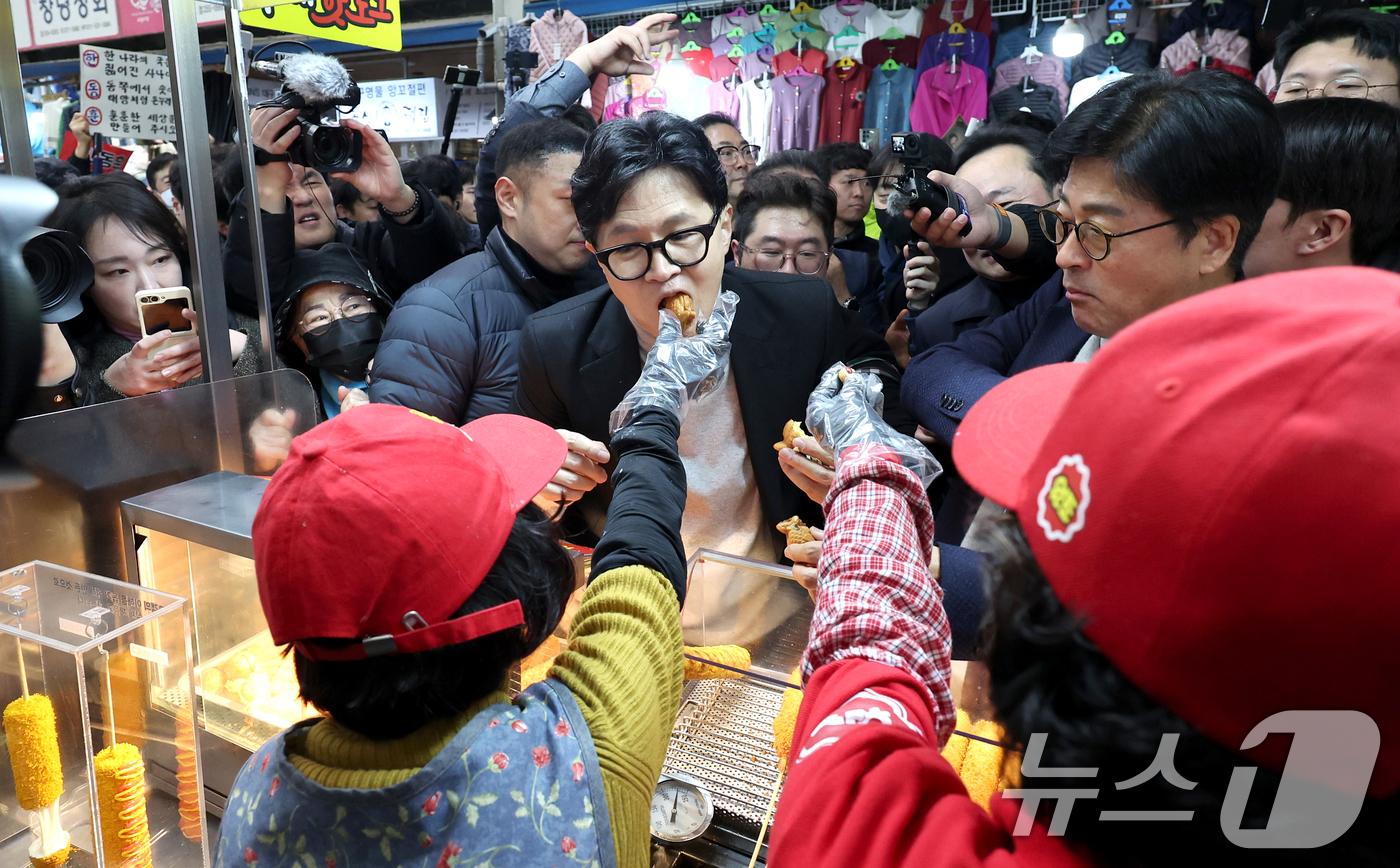 (대구=뉴스1) 공정식 기자 = 한동훈 전 국민의힘 대표가 27일 오후 대구 중구 서문시장을 찾아 붕어빵을 맛보고 있다. 2026.2.27/뉴스1