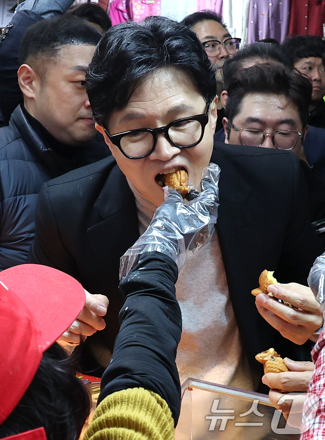 (대구=뉴스1) 공정식 기자 = 한동훈 전 국민의힘 대표가 27일 오후 대구 중구 서문시장을 찾아 붕어빵을 맛보고 있다. 2026.2.27/뉴스1