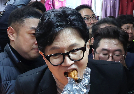 붕어빵 맛보는 한동훈