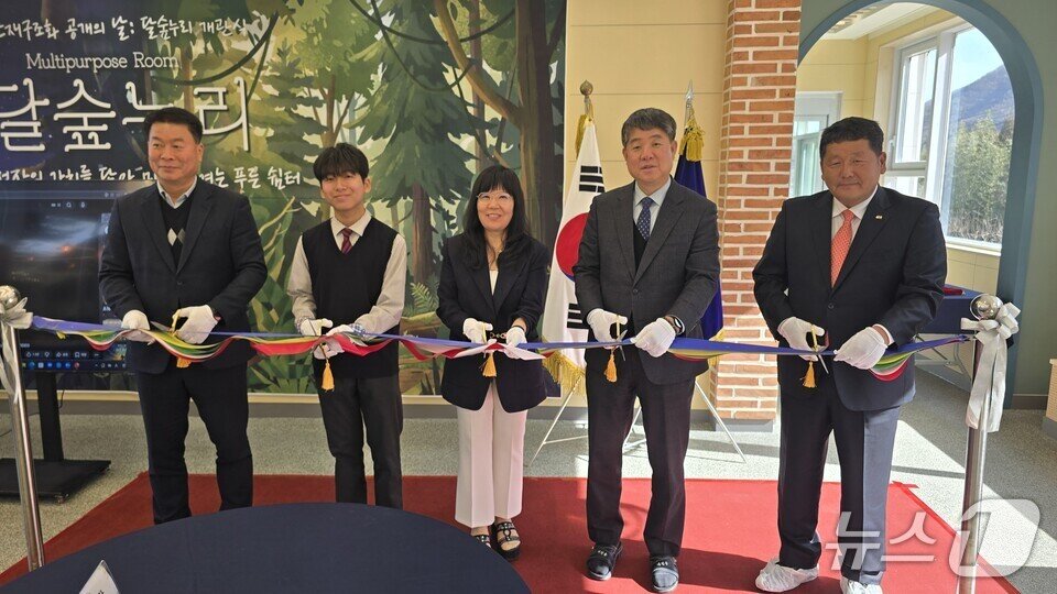 본문 이미지 - 순천월전중 관계자들이 '달숲누리'공개에 앞서 기념사진을 찍고 있다.(전남교육청 제공, 재판매 및 DB 금지)/뉴스1  