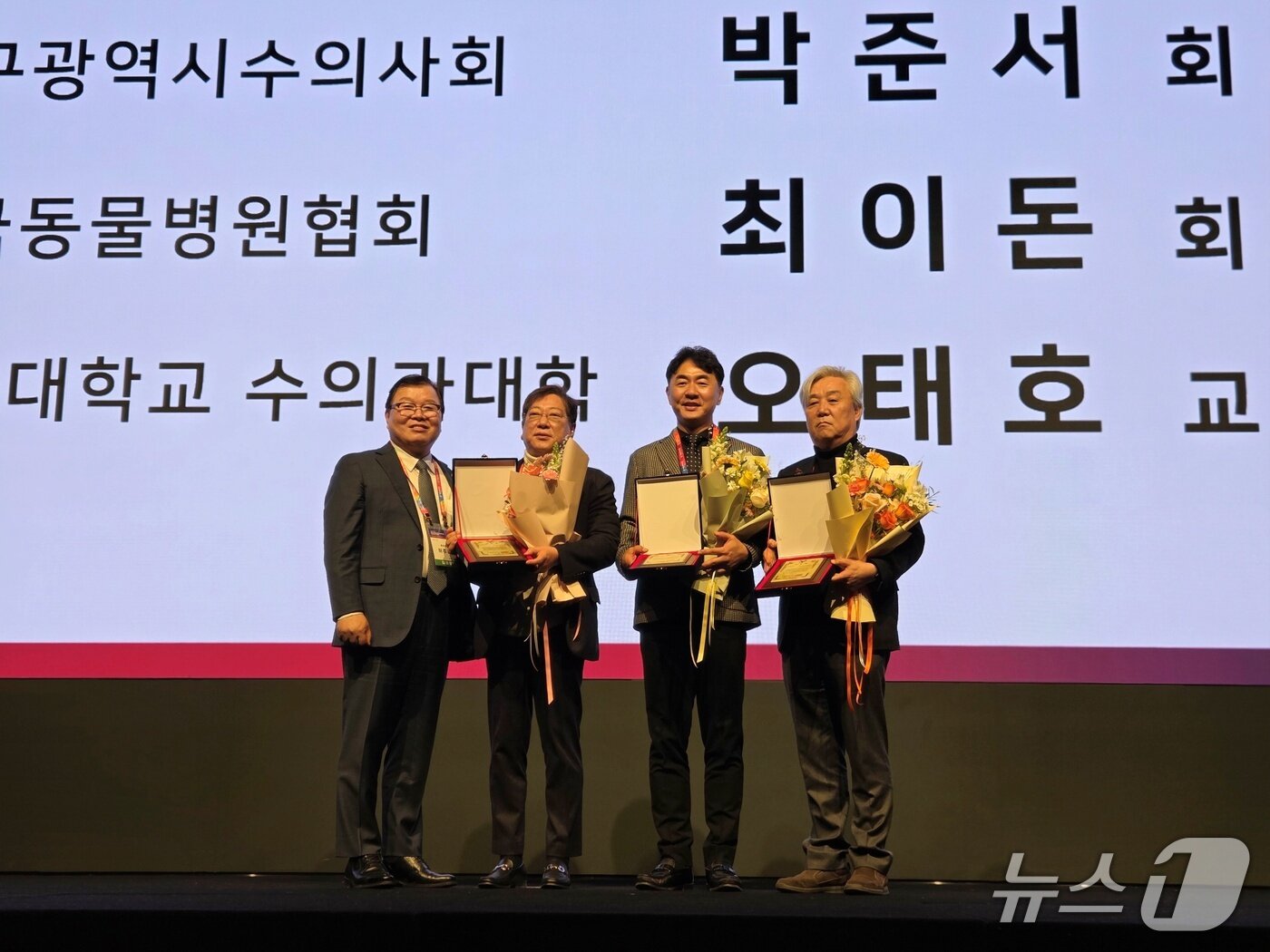 본문 이미지 - 대한수의사회는 27일 서울 서초구 엘타워에서 공로패를 전달했다. ⓒ 뉴스1