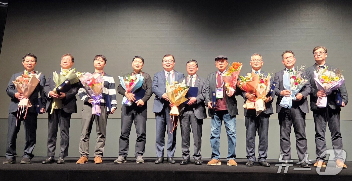 본문 이미지 - 대한수의사회는 27일 서울 서초구 엘타워에서 퇴임 지부장들에게 감사패를 전달했다. ⓒ 뉴스1