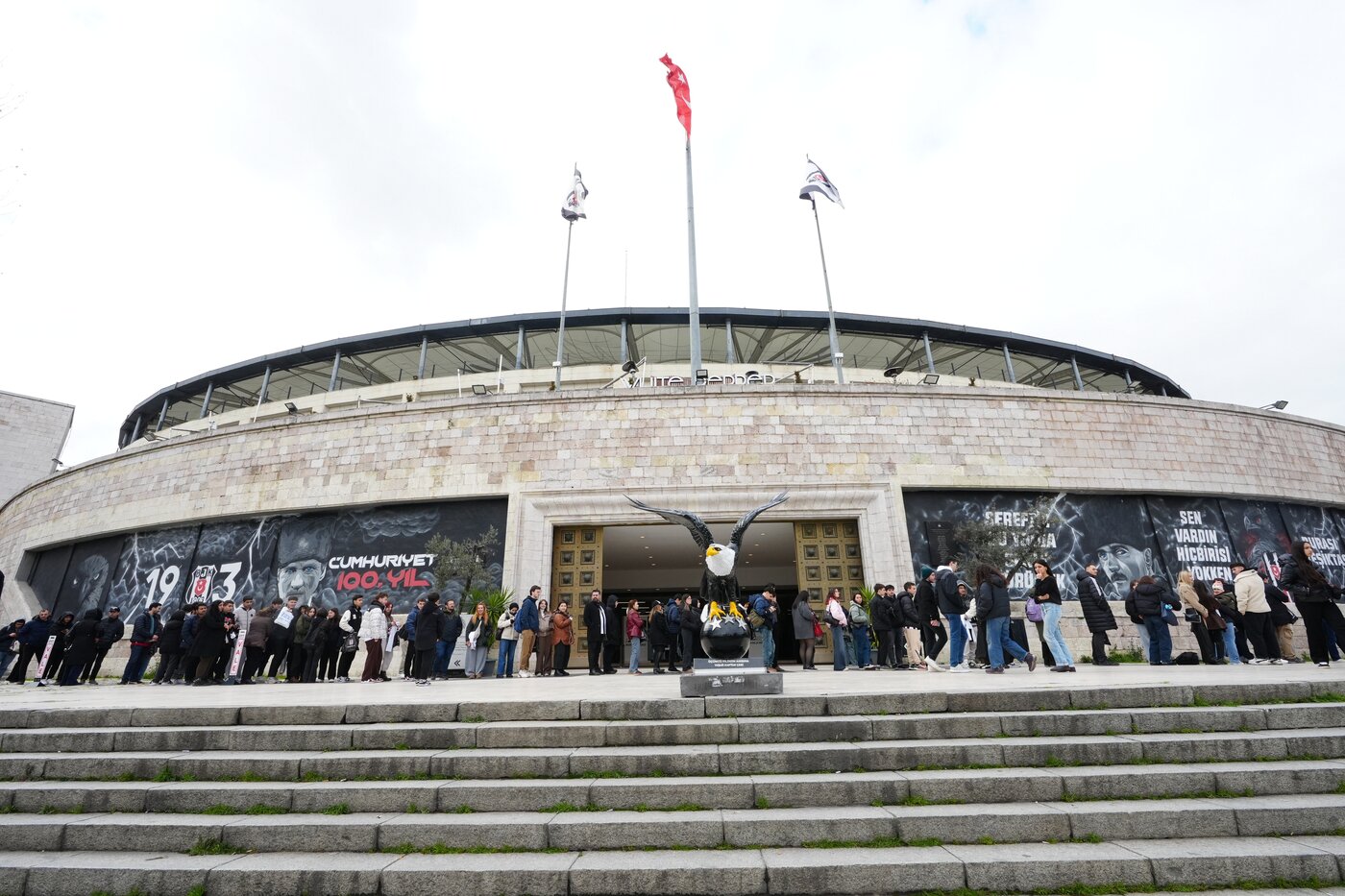 본문 이미지 - 오현규 사인을 받기 위해 경기장 밖까지 길게 줄을 선 베식타스 팬들(베식타스 제공)  