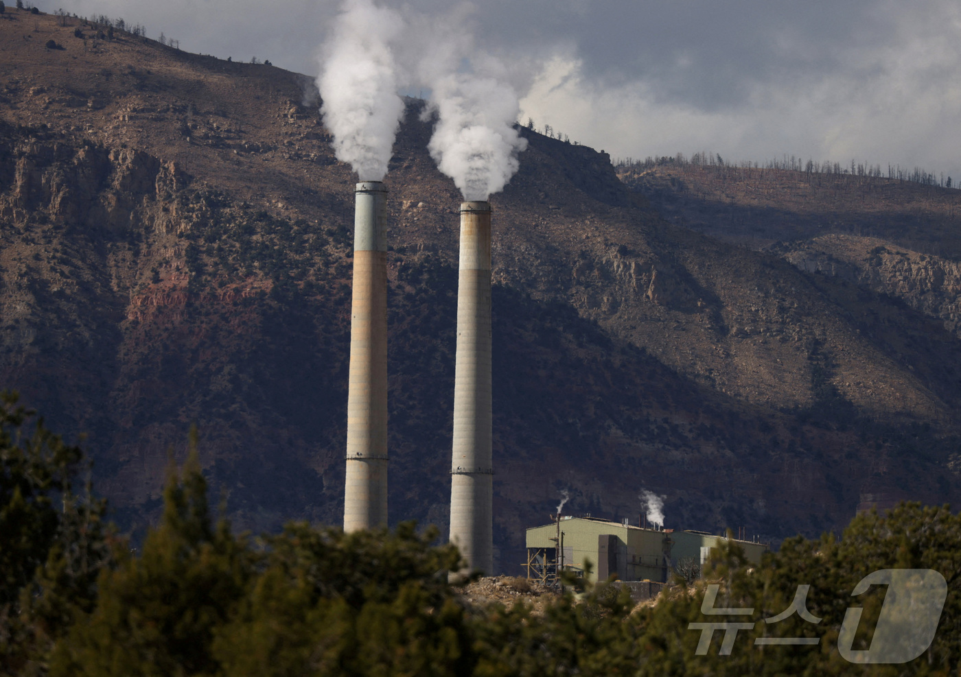 (헌팅턴 로이터=뉴스1) 윤다정 기자 = 미국 유타주에 위치한 석탄 화력 발전소인 헌팅턴 발전소에서 연기가 피어오르고 있다. 26일(현지시간) 월스트리트저널(WSJ)은 미 환경보호 …
