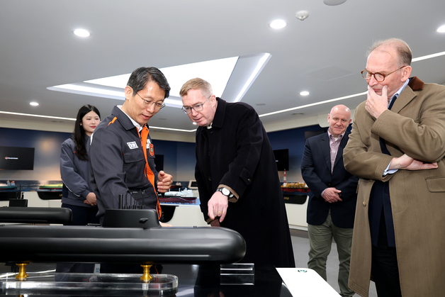 '캐나다 잠수함 사업' 파트너 英 대사, 한화오션 방문 '적극 협력'