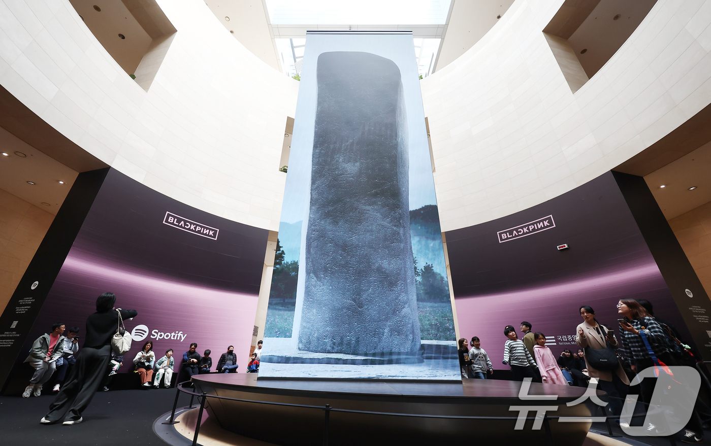 (서울=뉴스1) 김민지 기자 = 27일 오후 서울 용산구 국립중앙박물관에서 '국중박 X 블랙핑크' 프로젝트의 일환인 블랙핑크 멤버들이 직접 참여한 유물 오디오 도슨트 안내가 나오고 …
