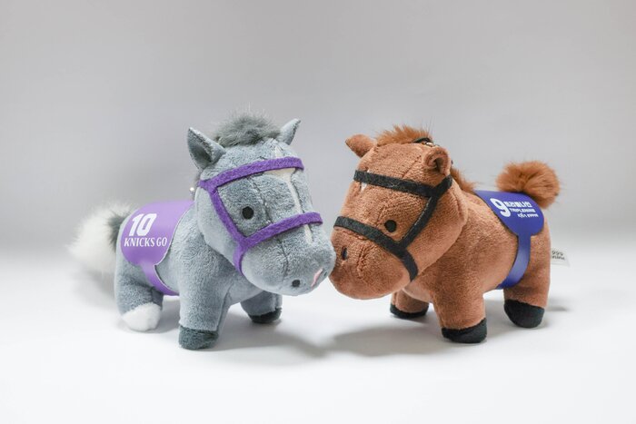 본문 이미지 - 인기를 끌고 있는 닉스고 말인형(왼쪽) (한국마사회 제공)