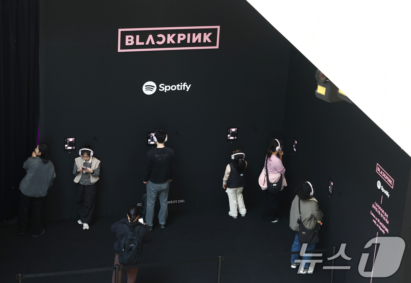 (서울=뉴스1) 김민지 기자 = 27일 오후 서울 용산구 국립중앙박물관에서 관람객들이 '국중박 X 블랙핑크' 프로젝트의 일환인 블랙핑크 멤버들이 직접 참여한 유물 오디오 도슨트를 …