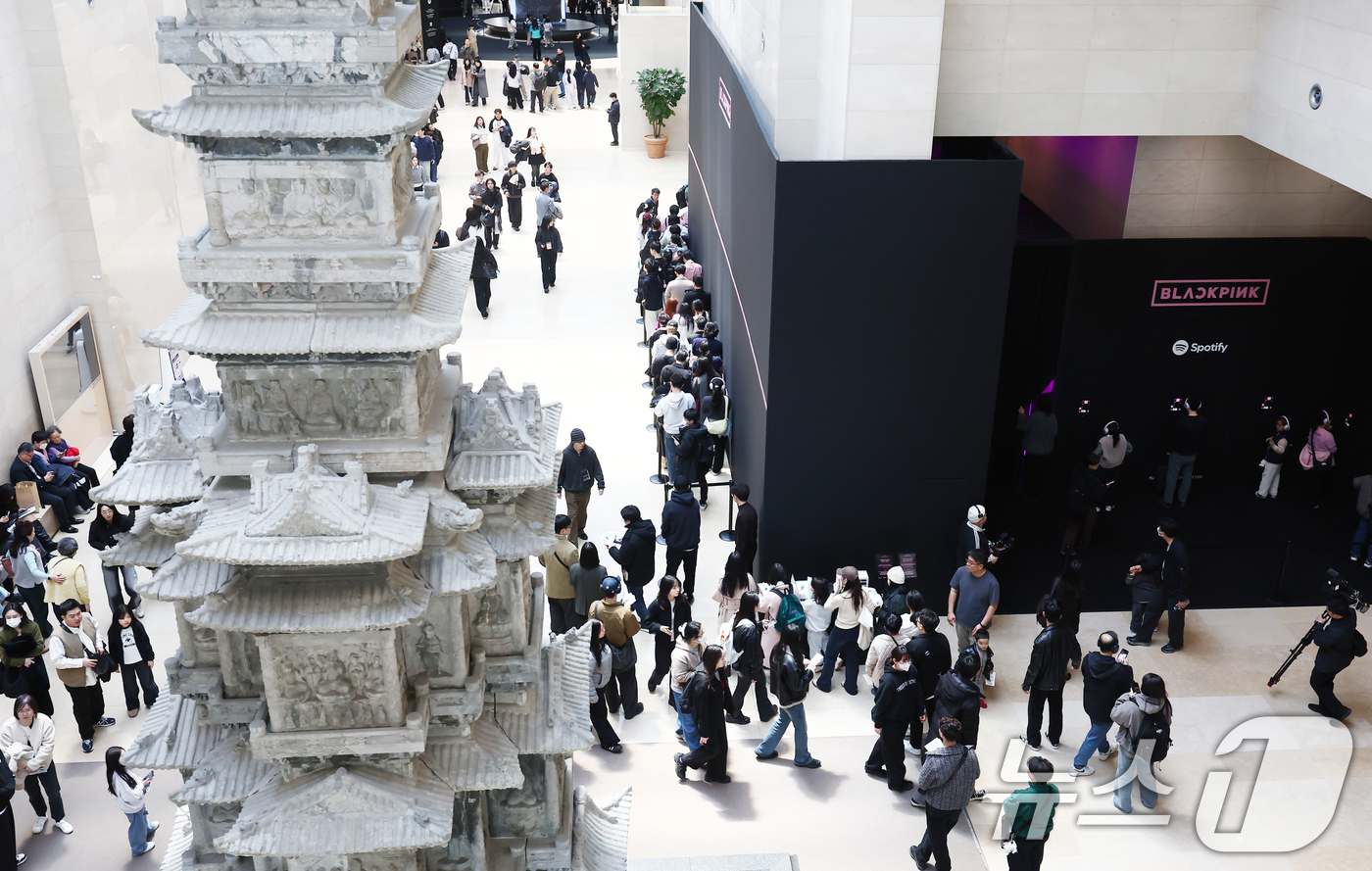 (서울=뉴스1) 김민지 기자 = 27일 오후 서울 용산구 국립중앙박물관에서 관람객들이 '국중박 X 블랙핑크' 프로젝트의 일환인 블랙핑크 멤버들이 직접 참여한 유물 오디오 도슨트를 …