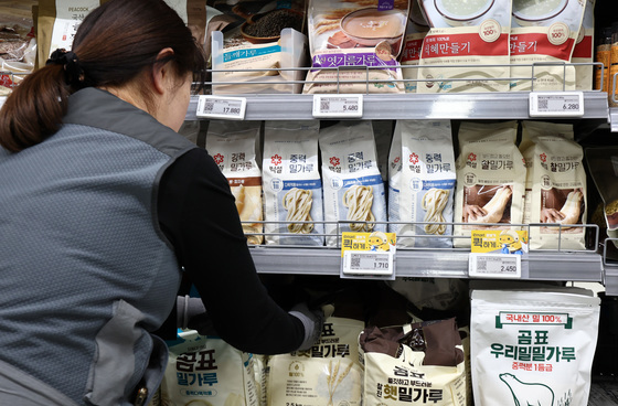 빵값 내리자 라면·과자도?…정부 물가 압박에 식품업계 촉각