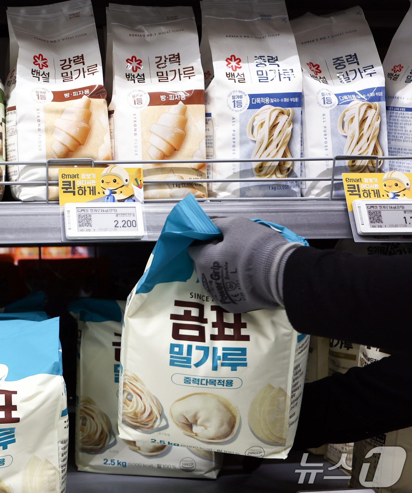 (서울=뉴스1) 최지환 기자 = 27일 서울의 한 대형마트에서 직원이 밀가루 제품을 정리하고 있다.지난 26일 CJ제일제당은 밀가루 제품 가격을 평균 5% 추가 인하한다고 밝혔다. …
