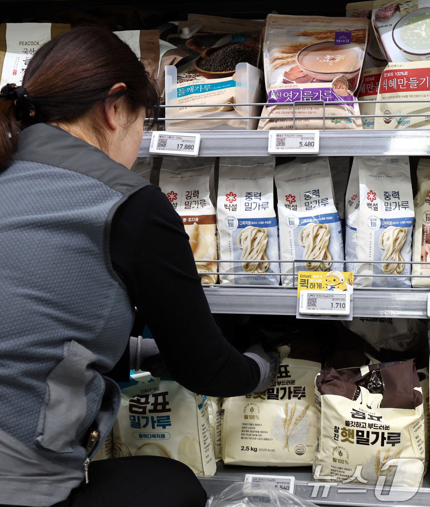 (서울=뉴스1) 최지환 기자 = 27일 서울의 한 대형마트에서 직원이 밀가루 제품을 정리하고 있다.지난 26일 CJ제일제당은 밀가루 제품 가격을 평균 5% 추가 인하한다고 밝혔다. …